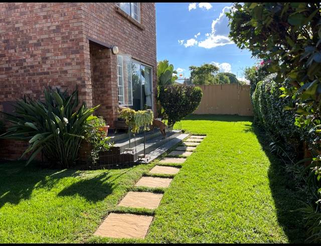 4 BEDROOM TOWNHOUSE FOR SALE IN SUNDOWNER